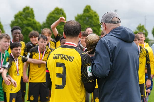 Thursday, 14 05 2026 Season 2025 2026 Final U17 Westfalenpokal at BVB Fußballpark Hohenbuschei, Dortmund, Germany BV Borussia Dortmund U17 VfL Bochum U17 Semih Kaymak BVB at the handover of the trophy