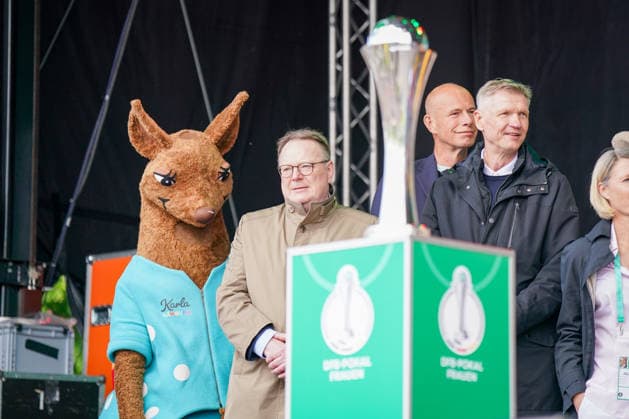 Germany Football DFB Cup Women 2025 2026, Final VfL Wolfsburg vs FC Bayern Munich Rhein Energie Stadium Cologne Torsten Burmester, Lord Mayor of the City of Cologne with DFB Cup Copyright: xJOERANxSTEINSIEKx