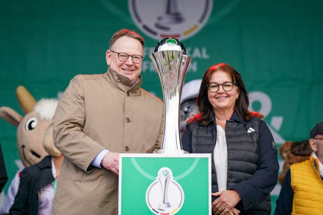 Germany Football DFB Cup Women 2025 2026, Final VfL Wolfsburg vs FC Bayern Munich Rhein Energie Stadium Cologne Torsten Burmester, Lord Mayor of the City of Cologne with DFB Cup Copyright: xJOERANxSTEINSIEKx