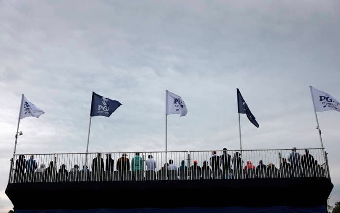 Spectators watch golfers on the 10th green during the first round of the 2026 PGA, Golf Herren Championship at Aronimink Golf Club in Newtown Square, Pennsylvania, on Thursday, May 14, 2026.  PHI20260514835 LAURENCExKESTERSON