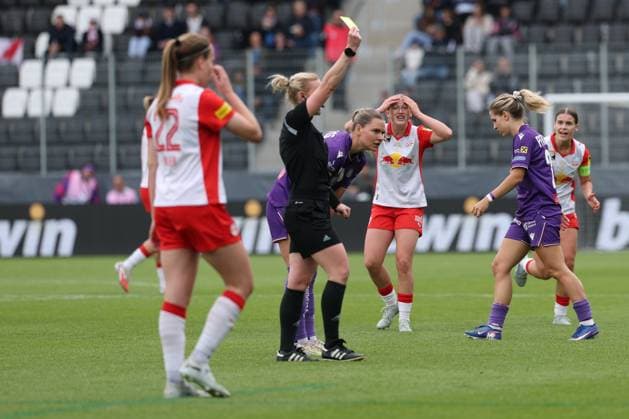 14.MAY.2026 - SOCCER - 2025-2026 ÖFB WOMEN S CUP 50.FINAL, FC Red Bull Salzburg vs FK Austria Wien The referee issues a yellow card Sara Grabovac (Red Bull Salzburg) VIENNA VIENNA, AUSTRIA – Wiener Club-Stadion Wiener-Sport-Club-Stadion,Alszeile 19, 1170 Wien AUSTRIA