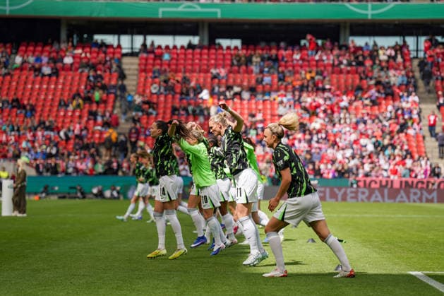 Germany Soccer DFB Cup Women 2025 2026, Final VfL Wolfsburg vs FC Bayern Munich Rhein Energie Stadion Köln Warm Up Wolfsburg Team Photo, Long shot Alexandra Popp VfL Wolfsburg, 11 Copyright: xJOERANxSTEINSIEKx