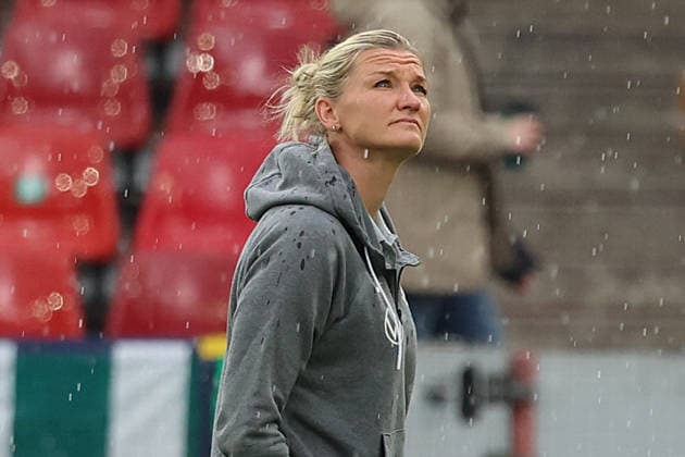 14 05 2026, xrekx, Football DFB Womens Cup Final, VfL Wolfsburg FC Bayern Munich v l pitch inspection Alexandra Popp VfL Wolfsburg DFL DFB REGULATIONS PROHIBIT ANY USE OF PHOTOGRAPHS as IMAGE SEQUENCES and or QUASI VIDEO Cologne