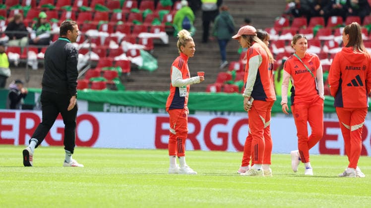14 05 2026, xrekx, Football DFB Womens Cup Final, VfL Wolfsburg FC Bayern Munich v l pitch inspection Linda Dallmann FC Bayern Muenchen DFL DFB REGULATIONS PROHIBIT ANY USE OF PHOTOGRAPHS as IMAGE SEQUENCES and or QUASI VIDEO Cologne