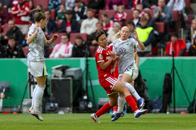 14 05 2026, GER, Football, Women, DFB Cup, Final, Season 2025 2026, VfL Wolfsburg FC Bayern Munich Momoko Tanikawa Bayern and Thea Bjelde Wolfsburg fighting for the ball Cologne RheinEnergieSTADION North Rhine-Westphalia Germany Copyright: xAdrianxSchlüterx