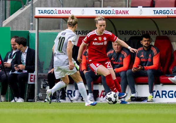 duel between Svenja Huth VfL Wolfsburg, 10 and Franziska Kett FC Bayern Muenchen, 20 46 DFB Pokal Final Women VfL Wolfsburg FC Bayern München DFL regulations prohibit any use of photographs as image sequences and or quasi video Copyright: HMBxMedia xMarcoxBader