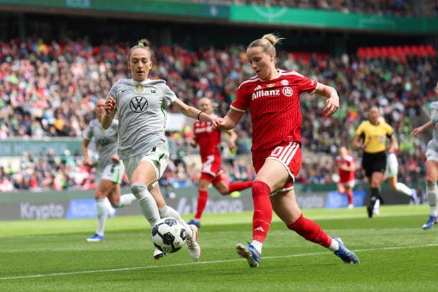 DFB Pokal 46 Womens Final, VfL Wolfsburg FC Bayern Munich, 14 05 2026 Sophia Kleinherne VfL Wolfsburg, 4 in duel with Franziska Kett FC Bayern Munich, 20 DFB Pokal 46 Womens Final, VfL Wolfsburg FC Bayern Munich Cologne, RheinEnergieSTADION 14 05 2025 Copyright: xBEAUTIFULxSPORTS Freisenx