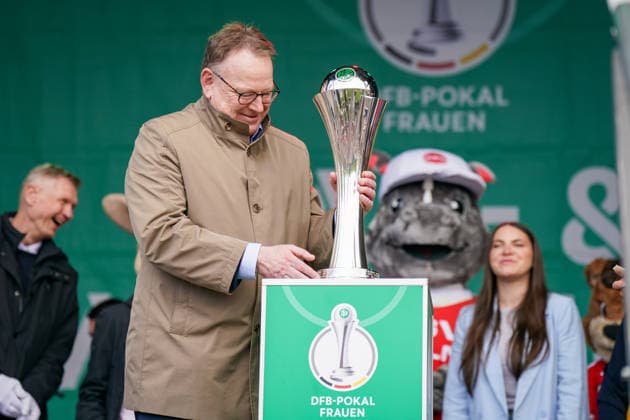 Germany Football DFB Cup Women 2025 2026, Final VfL Wolfsburg vs FC Bayern Munich Rhein Energie Stadium Cologne Torsten Burmester, Lord Mayor of the City of Cologne with DFB Cup Copyright: xJOERANxSTEINSIEKx