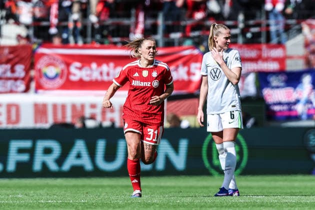 Sport, Football, DFB Pokal Women Season 2025 2026 Final VfL Wolfsburg FC Bayern Munich 14 05 2026, RheinEnergieSTADION Goal celebration FC Bayern Munich after the goal to 1 0 by Georgia Stanway FC Bayern Munich, 31 by a penalty kick the players are happy Cologne RheinEnergieSTADION North Rhine-Westphalia Germany