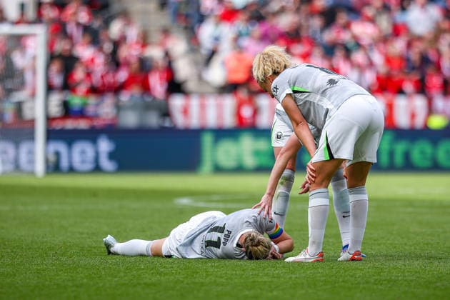 2026 05 14, xkwix, Football, Final DFB Cup Women, VfL Wolfsburg FC Bayern Munich, Season 2025 2026, Rhein Energie Stadium in Cologne Alexandra Popp VfL Wolfsburg Women 11 lies injured on the ground and holds her head DFB regulations prohibit any use of photographs as image sequences and or quasi video Photo xKamilxWilkowskixPressefotoKochx Nordrhein Westfalen Germany