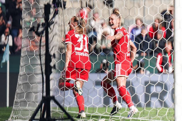 DFB Pokal 46 Womens Final, VfL Wolfsburg FC Bayern Munich, 14 05 2026 Georgia Stanway FC Bayern Munich, 31 and Giulia Gwinn FC Bayern Munich, 7 cheer to 0 1 by Georgia Stanway FC Bayern Munich, 31 DFB Pokal 46 Womens Final, VfL Wolfsburg FC Bayern Munich Cologne, RheinEnergieSTADION 14 05 2025 Copyright: xBEAUTIFULxSPORTS Freisenx