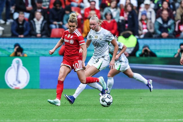 Sport, Football, DFB Pokal Women Season 2025 2026 Final VfL Wolfsburg FC Bayern Munich 14 05 2026, RheinEnergieSTADION Linda Dallmann FC Bayern Munich, 10 Ella Peddemors VfL Wolfsburg, 5 Cologne RheinEnergieSTADION North Rhine-Westphalia Germany