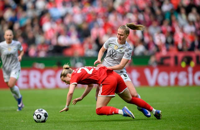 l r Franziska KETT M , Janina MINGE WOB action, duel DFB Pokal der Frauen Finale 2026, VfL Wolfsburg WOB FC Bayern Muenchen M , am 14 05 2026 in Koeln Germany DFB regulations prohibit any use of photographs as image sequences and or quasi video Â