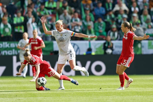 14 05 2026, xovx, Soccer, Women DFB Cup Final, VfL Wolfsburg FC Bayern München v l Franziska Kett FC Bayern München , Alexandra Popp VfL Wolfsburg , Magdalena Eriksson FC Bayern München Köln Rhein Energie Stadion Nordrhein Westfalen Deutschland DE