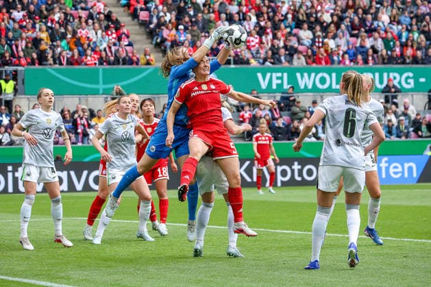 2026 05 14, xsscx, Fußball, Finale DFB Pokal Frauen, VfL Wolfsburg FC Bayern München, Saison 2025 2026, Rhein Energie Stadion in Köln Stina Johannes VfL Wolfsburg 1 im Zweikampf gegen xMagdalena Eriksson FC Bayern München 5 DFB regulations prohibit any use of photographs as image sequences and or quasi video Photo xSandraxScherningxPressefotoKochx Nordrhein Westfalen Germany