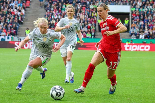 2026 05 14, xsscx, Fußball, Finale DFB Pokal Frauen, VfL Wolfsburg FC Bayern München, Saison 2025 2026, Rhein Energie Stadion in Köln Thea Bjelde VfL Wolfsburg 2 im Zweikampf gegen Klara Bühl FC Bayern München 17 DFB regulations prohibit any use of photographs as image sequences and or quasi video Photo xSandraxScherningxPressefotoKochx Nordrhein Westfalen Germany