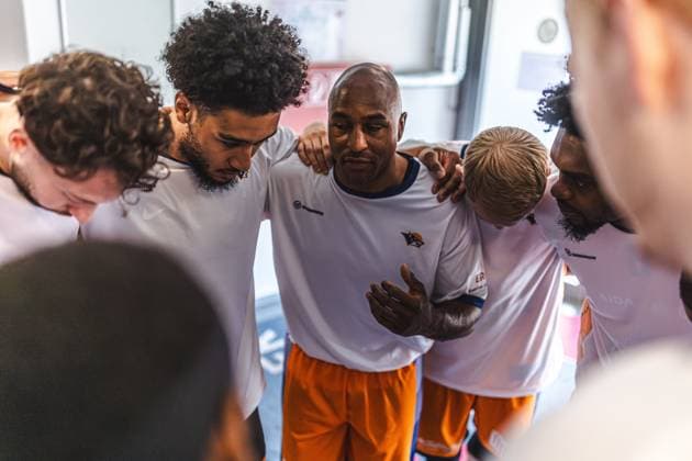 DeAndre Lansdowne Rostock Seawolves welcomes his team, Vet Concept Gladiators Trier vs Rostock Seawolves, Basketball, easyCredit BBL, Play Ins, Season 2025 2026, 14 05 2026 Vet Concept Gladiators Trier vs Rostock Seawolves, Basketball, easyCredit BBL, Play Ins, Season 2025 2026, 14 05 2026 Copyright: xEibner-Pressefoto AlexanderxNeisx EP_ANS