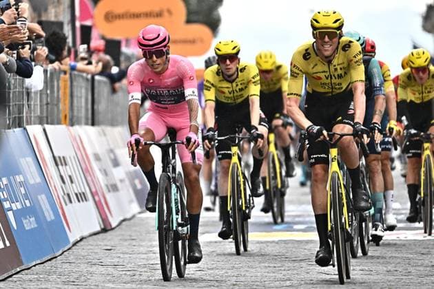 May 14, 2026, Napoli, ITALY: Portuguese rider Afonso Eulalio of Bahrain Victorious wearing the overall leader s pink jersey retainig the overall leader s pink jersey after crossing the finish line of the after 6th stage of the 109 Giro d Italia 2026, cycling race over 141 km from Paestum to Napoli, 14 May 2026. ANSA LUCA ZENNARO. Giro D Italia Cycling Tour - Stage 06  - ZUMAa110 20260514_zaf_a110_065 Copyright: xLucaxZennarox