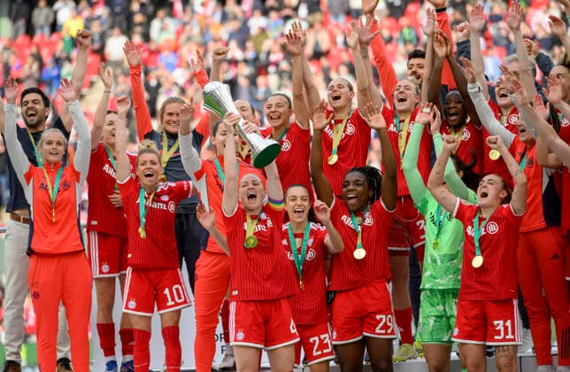 Award ceremony, cheering Team Bayern Muenchen with the trophy Glodis Perla VIGGOSDOTTIR M holds DFB Pokal der Frauen Finale 2026, VfL Wolfsburg WOB FC Bayern Muenchen M , am 14 05 2026 in Koeln Germany DFB regulations prohibit any use of photographs as image sequences and or quasi video Â