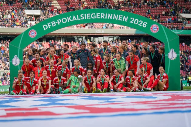 Germany Football DFB Cup Women 2025 2026, Final VfL Wolfsburg vs FC Bayern Munich Rhein Energie Stadium Cologne joy, emotions, jubilation, team photo, long shot, DFB Cup, celebration FC Bayern, award ceremony, DFB Cup Winners 2026 Copyright: xJOERANxSTEINSIEKx