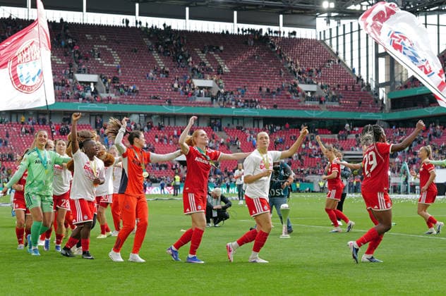 14 05 2026, xovx, Football, Womens DFB Cup Final, VfL Wolfsburg FC Bayern Munich The players of FC Bayern Munich celebrate winning the DFB Cup Cologne Rhein Energie Stadium North Rhine-Westphalia Germany EN