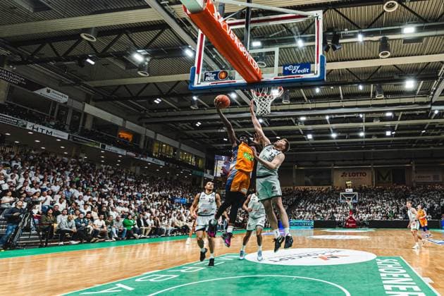 Kassim Nicholson Rostock Seawolves in duel with Marten Linssen Gladiators Trier , Vet Concept Gladiators Trier vs Rostock Seawolves, Basketball, easyCredit BBL, Play Ins, Season 2025 2026, 14 05 2026 Vet Concept Gladiators Trier vs Rostock Seawolves, Basketball, easyCredit BBL, Play Ins, Season 2025 2026, 14 05 2026 Copyright: xEibner-Pressefoto AlexanderxNeisx EP_ANS