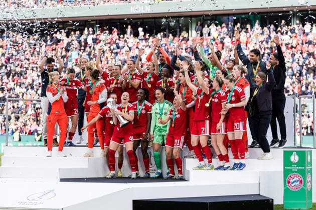 DFB Cup 46 Womens Final, VfL Wolfsburg FC Bayern Munich, 14 05 2026 Winner of the 46 DFB Cup Final FC Bayern Munich Glodis Perla Viggosdottir FC Bayern Munich, 4 raises the cup in the air to the cheers of her teammates DFB Cup 46 Womens Final, VfL Wolfsburg FC Bayern Munich, Cologne, RheinEnergieSTADION on 14 05 2026 Copyright: xBEAUTIFULxSPORTS Wunderlx
