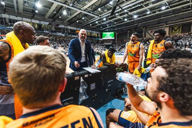 Przemyslaw Frasunkiewicz Head Coach Rostock Seawolves with team during timeout, Vet Concept Gladiators Trier vs Rostock Seawolves, Basketball, easyCredit BBL, Play Ins, Season 2025 2026, 14 05 2026 Vet Concept Gladiators Trier vs Rostock Seawolves, Basketball, easyCredit BBL, Play Ins, Season 2025 2026, 14 05 2026 Copyright: xEibner-Pressefoto AlexanderxNeisx EP_ANS