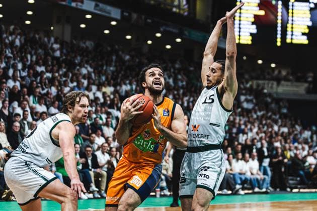 Elias Baggette Rostock Seawolves in a duel with Jordan Roland Gladiators Trier and Marco Hollersbacher Gladiators Trier , Vet Concept Gladiators Trier vs Rostock Seawolves, Basketball, easyCredit BBL, Play Ins, Season 2025 2026, 14 05 2026 Vet Concept Gladiators Trier vs Rostock Seawolves, Basketball, easyCredit BBL, Play Ins, Season 2025 2026, 14 05 2026 Copyright: xEibner-Pressefoto AlexanderxNeisx EP_ANS
