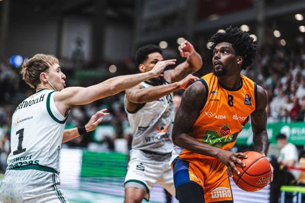 Kassim Nicholson Rostock Seawolves in a duel with Steven Ashworth Gladiators Trier and Urald King Gladiators Trier , Vet Concept Gladiators Trier vs Rostock Seawolves, Basketball, easyCredit BBL, Play Ins, Season 2025 2026, 14 05 2026 Vet Concept Gladiators Trier vs Rostock Seawolves, Basketball, easyCredit BBL, Play Ins, Season 2025 2026, 14 05 2026 Copyright: xEibner-Pressefoto AlexanderxNeisx EP_ANS