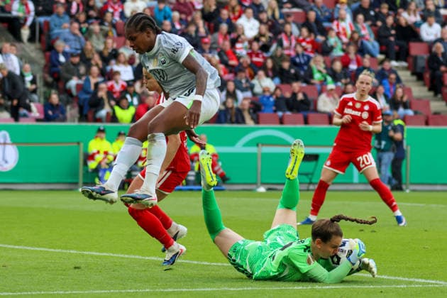 Cologne, Germany 14 May 2026 46 DFB Cup Womens Final 2026 VfL Wolfsburg Women vs FC Bayern Munich Women In the picture from left the second goalkeeper Ena Mahmutovic FCB holds the ball and Lineth Beerensteyn VfL jumps over her Copyright: HMBxMedia MadeleinexFantini