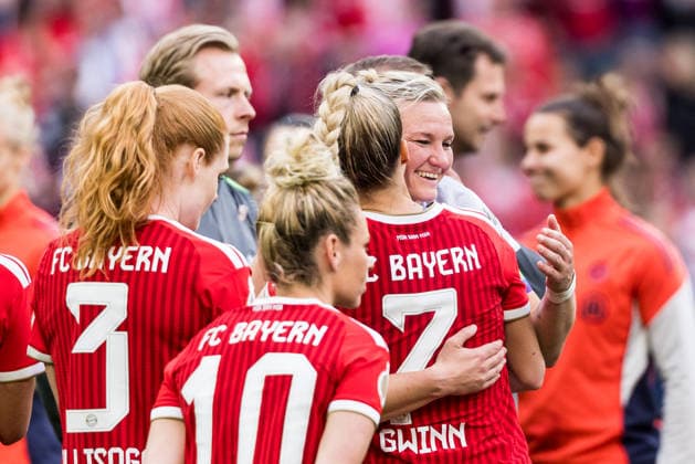 DFB Pokal 46 Womens Final, VfL Wolfsburg FC Bayern Munich, 14 05 2026 Giulia Gwinn FC Bayern Munich, 7 and Alexandra Popp VfL Wolfsburg, 11 embrace during the award ceremony DFB Pokal 46 Womens Final, VfL Wolfsburg FC Bayern Munich, Cologne, RheinEnergieSTADION on 14 05 2026 Copyright: xBEAUTIFULxSPORTS Wunderlx