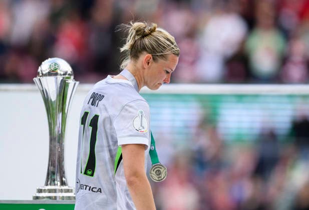 Siegerehrung, Alexandra POPP (WOB) geht am DFB vorbei, Frust. DFB-Pokal der Frauen Finale 2026, VfL Wolfsburg (WOB) - FC Bayern Muenchen (M), am 14.05.2026 in Koeln Deutschland. DFB regulations prohibit any use of photographs as image sequences and or quasi-video Â *** Award ceremony, Alexandra POPP WOB passes DFB, Frustration DFB Pokal der Frauen Finale 2026, VfL Wolfsburg WOB FC Bayern Muenchen M , am 14 05 2026 in Koeln Germany DFB regulations prohibit any use of photographs as image sequences and or quasi video Â