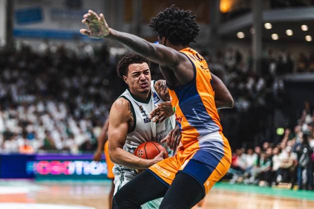 Nolan Adekunle Gladiators Trier in a duel with Kassim Nicholson Rostock Seawolves , Vet Concept Gladiators Trier vs Rostock Seawolves, Basketball, easyCredit BBL, Play Ins, Saison 2025 2026, 14 05 2026 Vet Concept Gladiators Trier vs Rostock Seawolves, Basketball, easyCredit BBL, Play Ins, Saison 2025 2026, 14 05 2026 Copyright: xEibner-Pressefoto AlexanderxNeisx EP_ANS