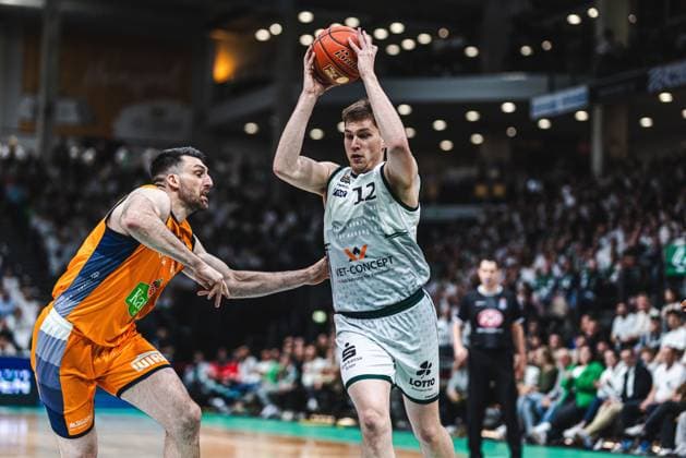 Marten Linssen Gladiators Trier in duel with Owen Klassen Rostock Seawolves , Vet Concept Gladiators Trier vs Rostock Seawolves, Basketball, easyCredit BBL, Play Ins, Season 2025 2026, 14 05 2026 Vet Concept Gladiators Trier vs Rostock Seawolves, Basketball, easyCredit BBL, Play Ins, Season 2025 2026, 14 05 2026 Copyright: xEibner-Pressefoto AlexanderxNeisx EP_ANS