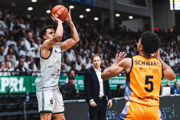 Nolan Adekunle Gladiators Trier in a duel with D Shawn Schwartz Rostock Seawolves , Vet Concept Gladiators Trier vs Rostock Seawolves, Basketball, easyCredit BBL, Play Ins, Saison 2025 2026, 14 05 2026 Vet Concept Gladiators Trier vs Rostock Seawolves, Basketball, easyCredit BBL, Play Ins, Saison 2025 2026, 14 05 2026 Copyright: xEibner-Pressefoto AlexanderxNeisx EP_ANS