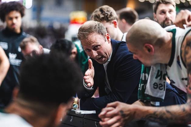 Jacques Schneider Gladiators Trier with team in time-out, Vet Concept Gladiators Trier vs Rostock Seawolves, Basketball, easyCredit BBL, Play Ins, Season 2025 2026, 14 05 2026 Vet Concept Gladiators Trier vs Rostock Seawolves, Basketball, easyCredit BBL, Play Ins, Season 2025 2026, 14 05 2026 Copyright: xEibner-Pressefoto AlexanderxNeisx EP_ANS