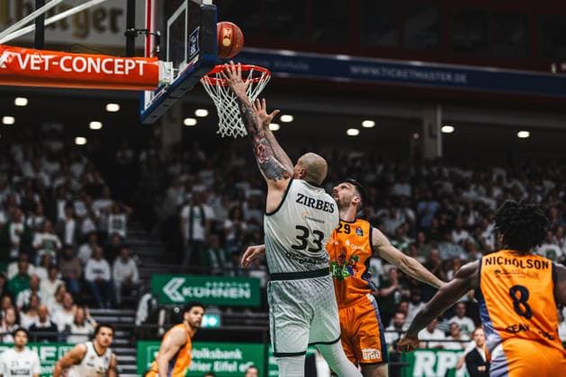 Maik Zirbes Gladiators Trier in duel with Owen Klassen Rostock Seawolves , Vet Concept Gladiators Trier vs Rostock Seawolves, Basketball, easyCredit BBL, Play Ins, Season 2025 2026, 14 05 2026 Vet Concept Gladiators Trier vs Rostock Seawolves, Basketball, easyCredit BBL, Play Ins, Season 2025 2026, 14 05 2026 Copyright: xEibner-Pressefoto AlexanderxNeisx EP_ANS