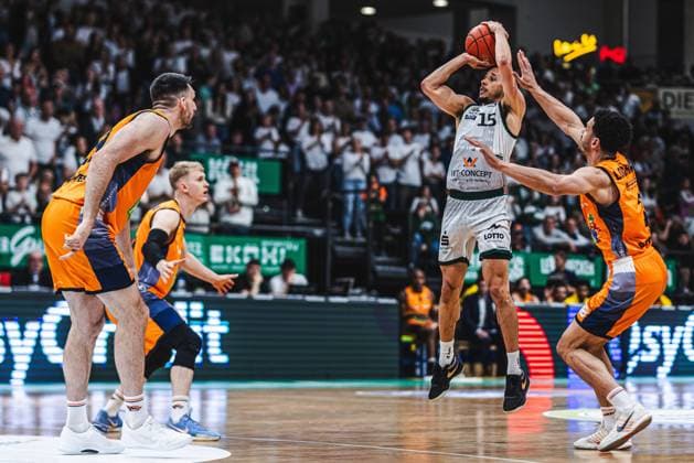 Jordan Roland Gladiators Trier in a duel with Owen Klassen Rostock Seawolves , Lukasz Kolenda Rostock Seawolves and Dominic Lockhart Rostock Seawolves , Vet Concept Gladiators Trier vs Rostock Seawolves, Basketball, easyCredit BBL, Play Ins, Season 2025 2026, 14 05 2026 Vet Concept Gladiators Trier vs Rostock Seawolves, Basketball, easyCredit BBL, Play Ins, Season 2025 2026, 14 05 2026 Copyright: xEibner-Pressefoto AlexanderxNeisx EP_ANS