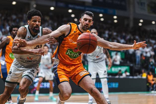 Owen Klassen Rostock Seawolves in duel with Urald King Gladiators Trier , Vet Concept Gladiators Trier vs Rostock Seawolves, Basketball, easyCredit BBL, Play Ins, Season 2025 2026, 14 05 2026 Vet Concept Gladiators Trier vs Rostock Seawolves, Basketball, easyCredit BBL, Play Ins, Season 2025 2026, 14 05 2026 Copyright: xEibner-Pressefoto AlexanderxNeisx EP_ANS
