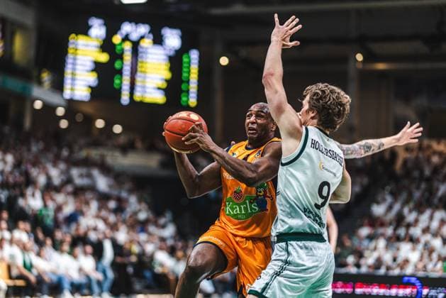 DeAndre Lansdowne Rostock Seawolves in duel with Marco Hollersbacher Gladiators Trier , Vet Concept Gladiators Trier vs Rostock Seawolves, Basketball, easyCredit BBL, Play Ins, Season 2025 2026, 14 05 2026 Vet Concept Gladiators Trier vs Rostock Seawolves, Basketball, easyCredit BBL, Play Ins, Season 2025 2026, 14 05 2026 Copyright: xEibner-Pressefoto AlexanderxNeisx EP_ANS