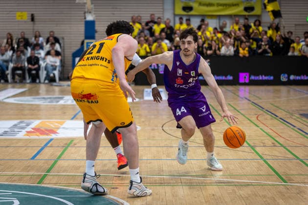 Nicolas Bretzel (Bozic Estriche Knights Kirchheim, 21) Julius Boehmer. (BG Goettingen, 44) GER, Bozic Estriche Knights Kirchheim vs. BG Goettingen, BARMER 2. Basketball Bundesliga, Playoffs Spiel 4, Saison 2025 2026, 14.05.2026 GER, Bozic Estriche Knights Kirchheim vs. BG Goettingen, BARMER 2. Basketball Bundesliga, Playoffs Spiel 4, Saison 2025 2026, 14.05.2026 Goeppingen *** Nicolas Bretzel Bozic Estriche Knights Kirchheim, 21 Julius Boehmer BG Goettingen, 44 GER, Bozic Estriche Knights Kirchheim vs BG Goettingen, BARMER 2 Basketball Bundesliga, Playoffs Game 4, Season 2025 2026, 14 05 2026 GER, Bozic Estriche Knights Kirchheim vs BG Goettingen, BARMER 2 Basketball Bundesliga, Playoffs Game 4, Season 2025 2026, 14 05 2026 Goeppingen Copyright: xEibner-Pressefoto NinaxSanderx EP_NSR