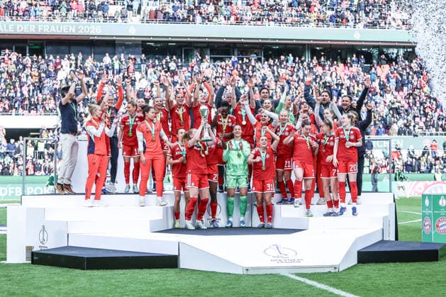 Sport, Football, DFB Cup Women Season 2025 2026 Final VfL Wolfsburg FC Bayern Munich 14 05 2026, RheinEnergieSTADION FC Bayern Munich are the 2026 DFB Womens Cup winners, the players after the match at the cup presentation ceremony Cologne RheinEnergieSTADION North Rhine-Westphalia Germany