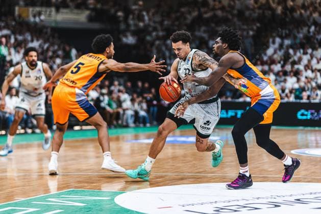Nolan Adekunle Gladiators Trier in a duel with D Shawn Schwartz Rostock Seawolves and Kassim Nicholson Rostock Seawolves , Vet Concept Gladiators Trier vs Rostock Seawolves, Basketball, easyCredit BBL, Play Ins, Saison 2025 2026, 14 05 2026 Vet Concept Gladiators Trier vs Rostock Seawolves, Basketball, easyCredit BBL, Play Ins, Saison 2025 2026, 14 05 2026 Copyright: xEibner-Pressefoto AlexanderxNeisx EP_ANS