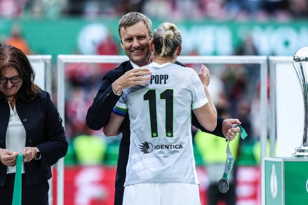 Sport, Football, DFB Pokal Women Season 2025 2026 Final VfL Wolfsburg FC Bayern Munich 14 05 2026, RheinEnergieSTADION Dr Holger Blask DFB General Secretary Alexandra Popp VfL Wolfsburg, 11 at the award ceremony Cologne RheinEnergieSTADION North Rhine-Westphalia Germany