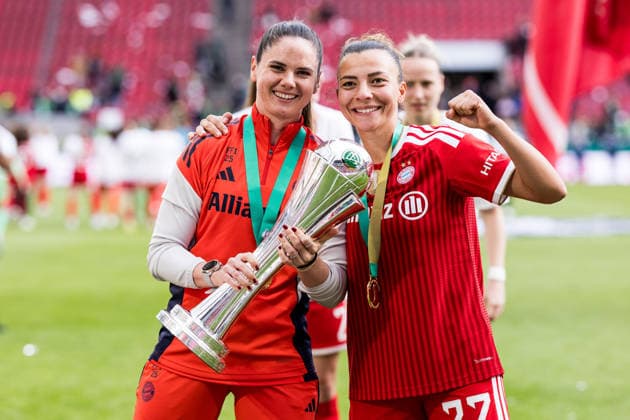 DFB Pokal 46 Womens Final, VfL Wolfsburg FC Bayern Munich, 14 05 2026 Sarah Zadrazil FC Bayern Munich, 25 and Arianna Caruso FC Bayern Munich, 27 pose with the trophy DFB Pokal 46 Womens Final, VfL Wolfsburg FC Bayern Munich, Cologne, RheinEnergieSTADION on 14 05 2026 Copyright: xBEAUTIFULxSPORTS Wunderlx