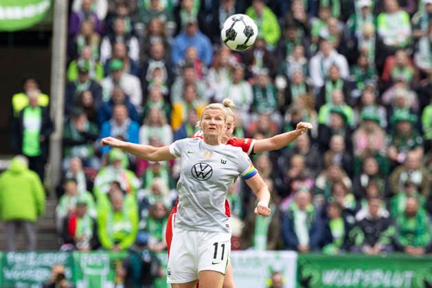 Alexandra POPP WOB 11, front in header duel against Giulia GWINN M 7, back , action DFB Pokal der Frauen Finale 2026, VfL Wolfsburg WOB FC Bayern Muenchen M , final score 0 4, am 14 05 2026 in Koeln Germany DFB regulations prohibit any use of photographs as image sequences and or quasi video