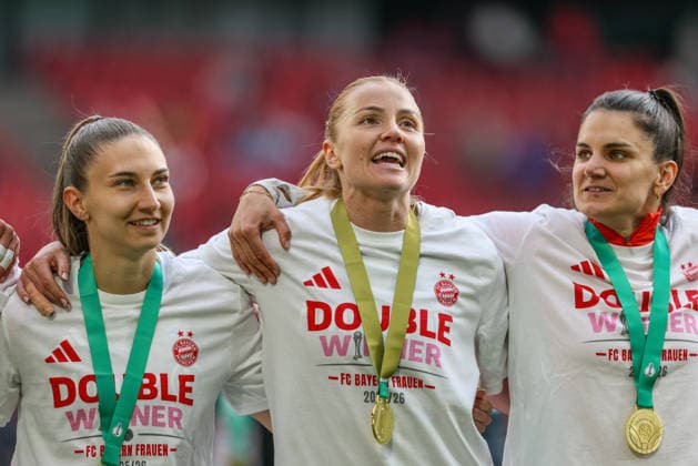 GER, Cologne, Vfl Wolfsburg vs FC Bayern Munich, DFB Pokal Women, Football, DFB, Season 2025 2026, Rhein Energie Stadion, Final in picture Katharina Naschenweng FC Bayern Munich , Glodis Perla Viggosdottir Bayern Munich 4 , Jovana Damnjanović Bayern Munich 9 , joy, emotions after the victory in the Womens DFB Cup Final DFB DFL REGULATIONS PROHIBIT ANY USE OF PHOTOGRAPHS AS IMAGE SEQUENCES AND OR QUASI VIDEO, 14 05 2026 Copyright: HMBxMedia HendrikxHamelau