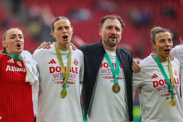 GER, Cologne, Vfl Wolfsburg vs FC Bayern Munich, DFB Cup Women, Football, DFB, Season 2025 2026, Rhein Energie Stadion, Final in the picture from l Klara Bühl Bayern Munich 17 , Josà Barcala Coach Bayern Munich , Joy, Emotions after the victory in the DFB Cup Final Women DFB DFL REGULATIONS PROHIBIT ANY USE OF PHOTOGRAPHS AS IMAGE SEQUENCES AND OR QUASI VIDEO, 14 05 2026 Copyright: HMBxMedia HendrikxHamelau