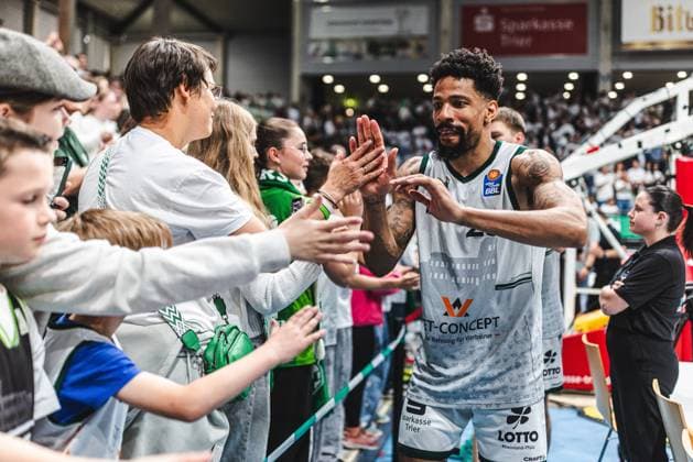 Urald King Gladiators Trier celebrates with the fans, Vet Concept Gladiators Trier vs Rostock Seawolves, Basketball, easyCredit BBL, Play Ins, Season 2025 2026, 14 05 2026 Vet Concept Gladiators Trier vs Rostock Seawolves, Basketball, easyCredit BBL, Play Ins, Season 2025 2026, 14 05 2026 Copyright: xEibner-Pressefoto AlexanderxNeisx EP_ANS